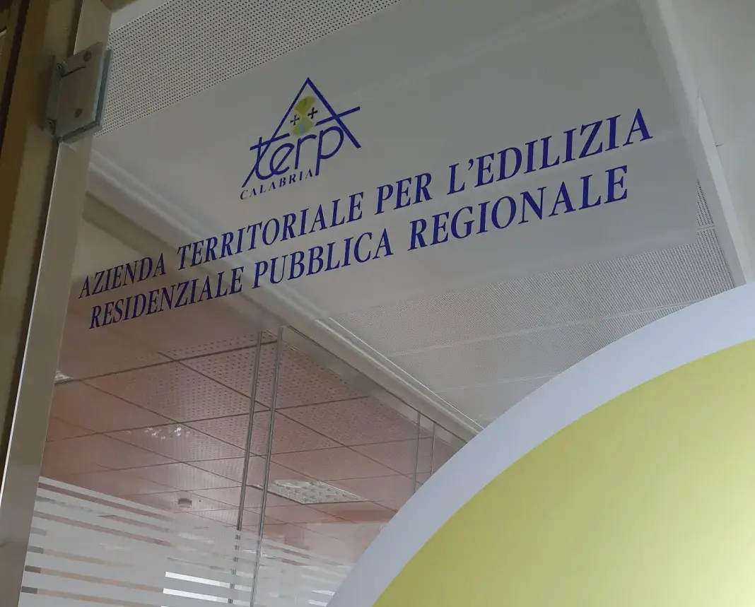 Due anziani tra muffa e crepe a Galatro, Aterp: «L’immobile non è di competenza nostra. Abbiamo allertato il Comune che sta provvedendo»\n
