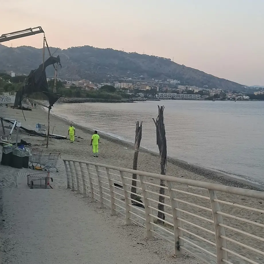 Blitz nella notte a Gallico, la polizia locale\u00A0libera\u00A0la spiaggia\u00A0da undici strutture abusive\n