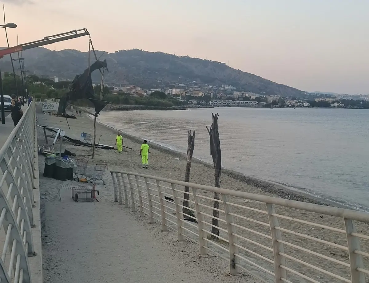 Blitz nella notte a Gallico, la polizia locale\u00A0libera\u00A0la spiaggia\u00A0da undici strutture abusive\n