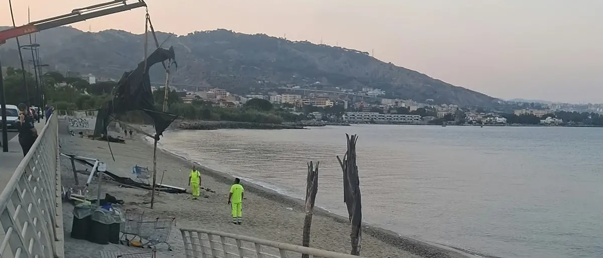 Blitz nella notte a Gallico, la polizia locale\u00A0libera\u00A0la spiaggia\u00A0da undici strutture abusive\n
