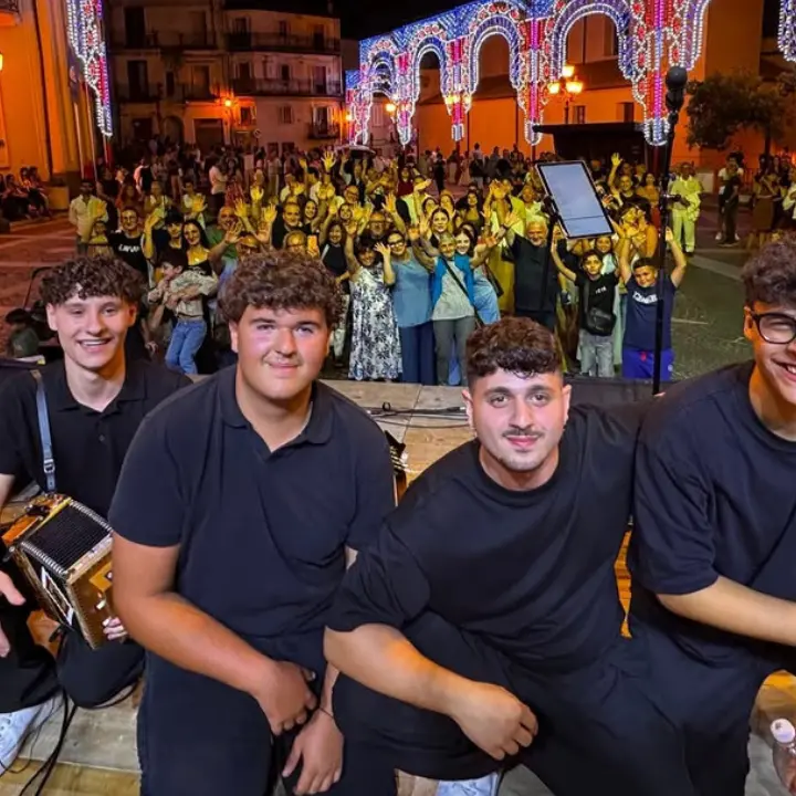 Ecco i Kantarè, dai banchi del liceo Capialbi al Kaulonia Tarantella Festival: il 20 agosto il primo album dei 6 studenti vibonesi\n