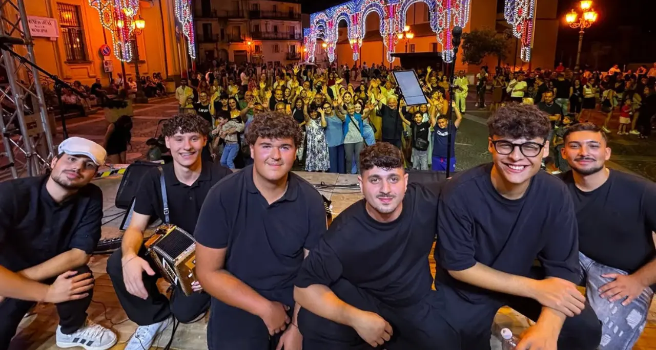 Ecco i Kantarè, dai banchi del liceo Capialbi al Kaulonia Tarantella Festival: il 20 agosto il primo album dei 6 studenti vibonesi\n