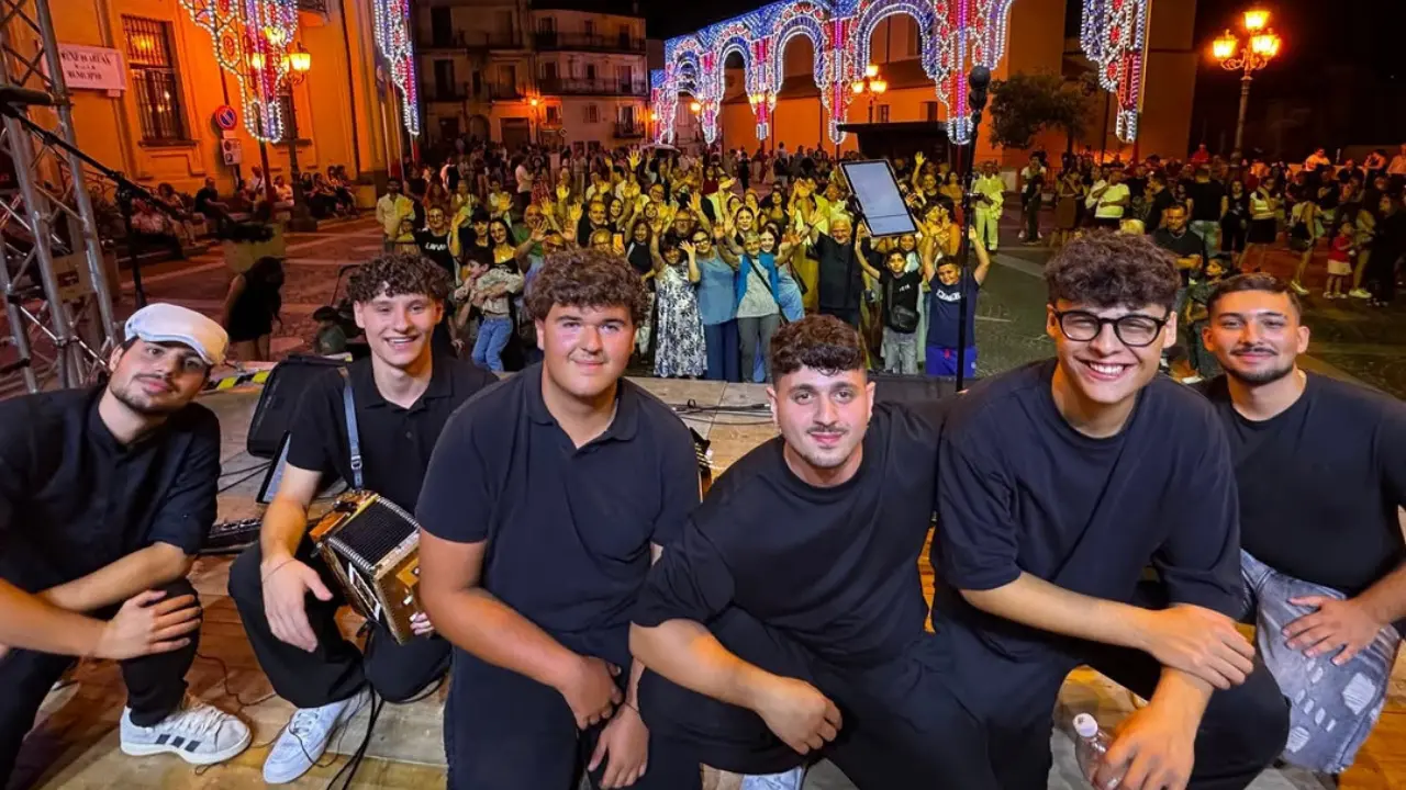 Ecco i Kantarè, dai banchi del liceo Capialbi al Kaulonia Tarantella Festival: il 20 agosto il primo album dei 6 studenti vibonesi\n