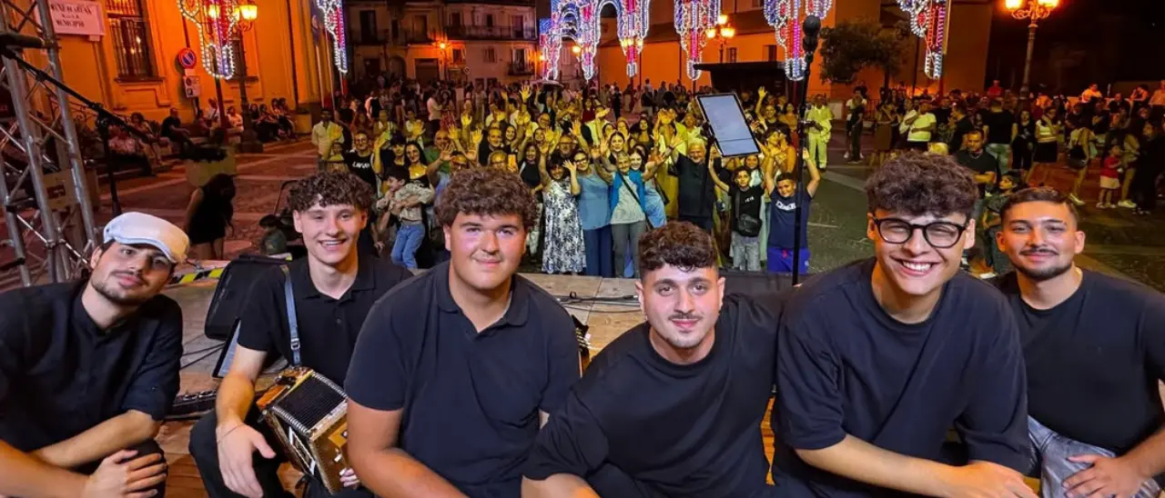 Ecco i Kantarè, dai banchi del liceo Capialbi al Kaulonia Tarantella Festival: il 20 agosto il primo album dei 6 studenti vibonesi\n