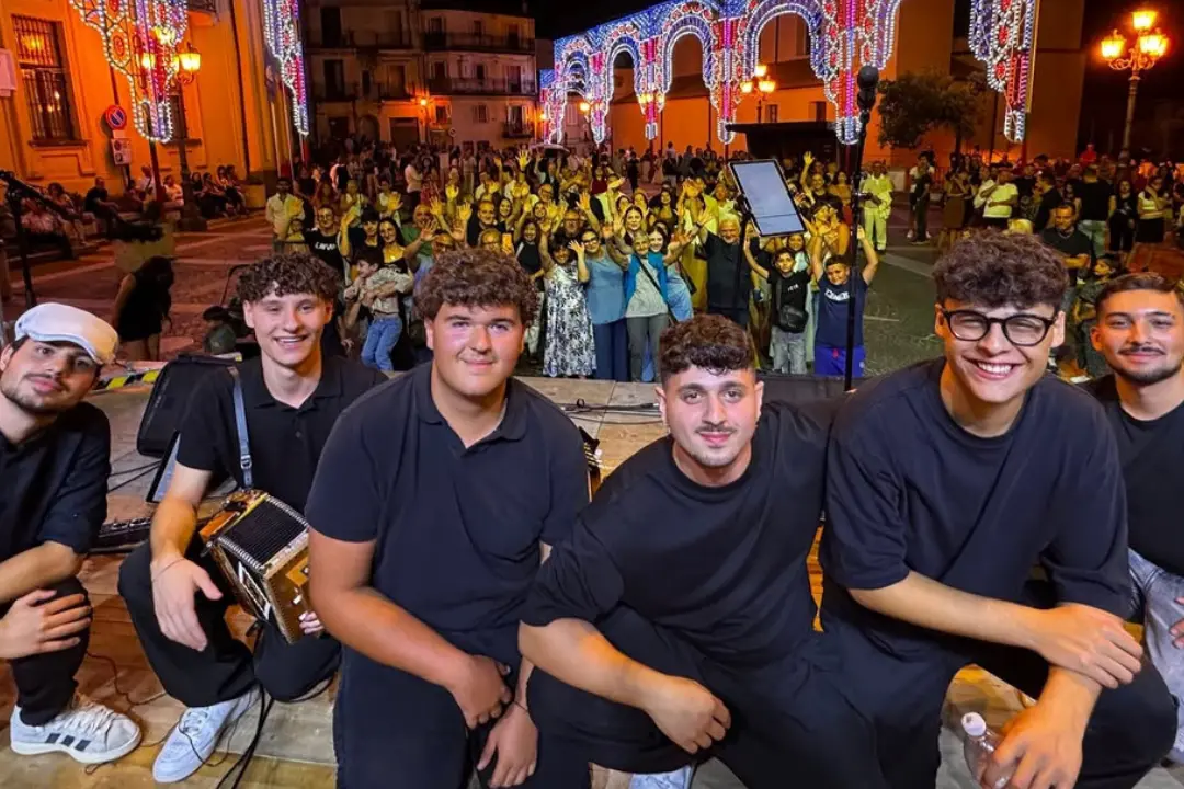 Ecco i Kantarè, dai banchi del liceo Capialbi al Kaulonia Tarantella Festival: il 20 agosto il primo album dei 6 studenti vibonesi\n