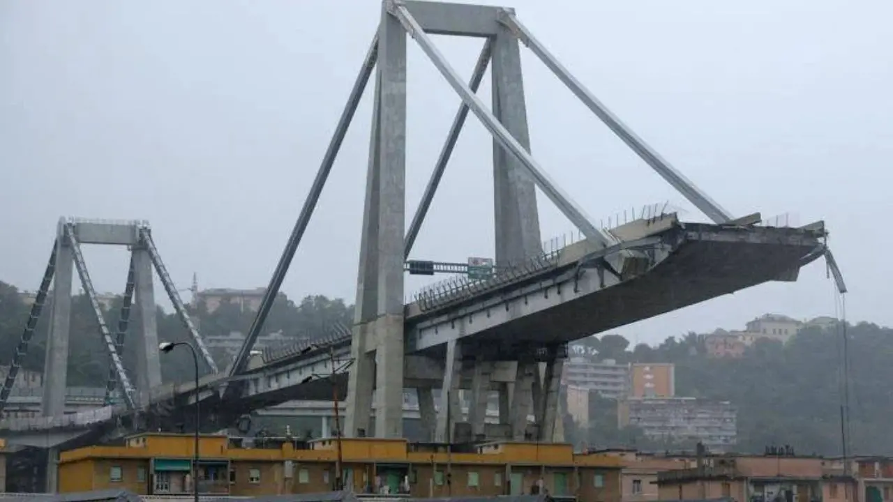 Ponte Morandi, 8 anni fa il crollo con 43 morti: Genova ricorda le vittime. Meloni: «Ferita profonda»\n