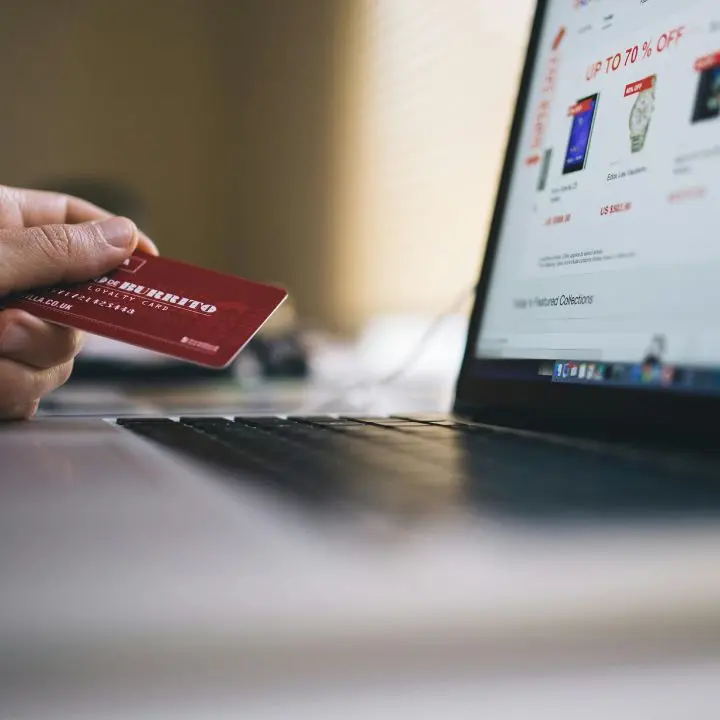 Recensioni fake e maxi-sconti impossibili: truffe online per un italiano su 5, in un anno sottratti 114 milioni di euro\n