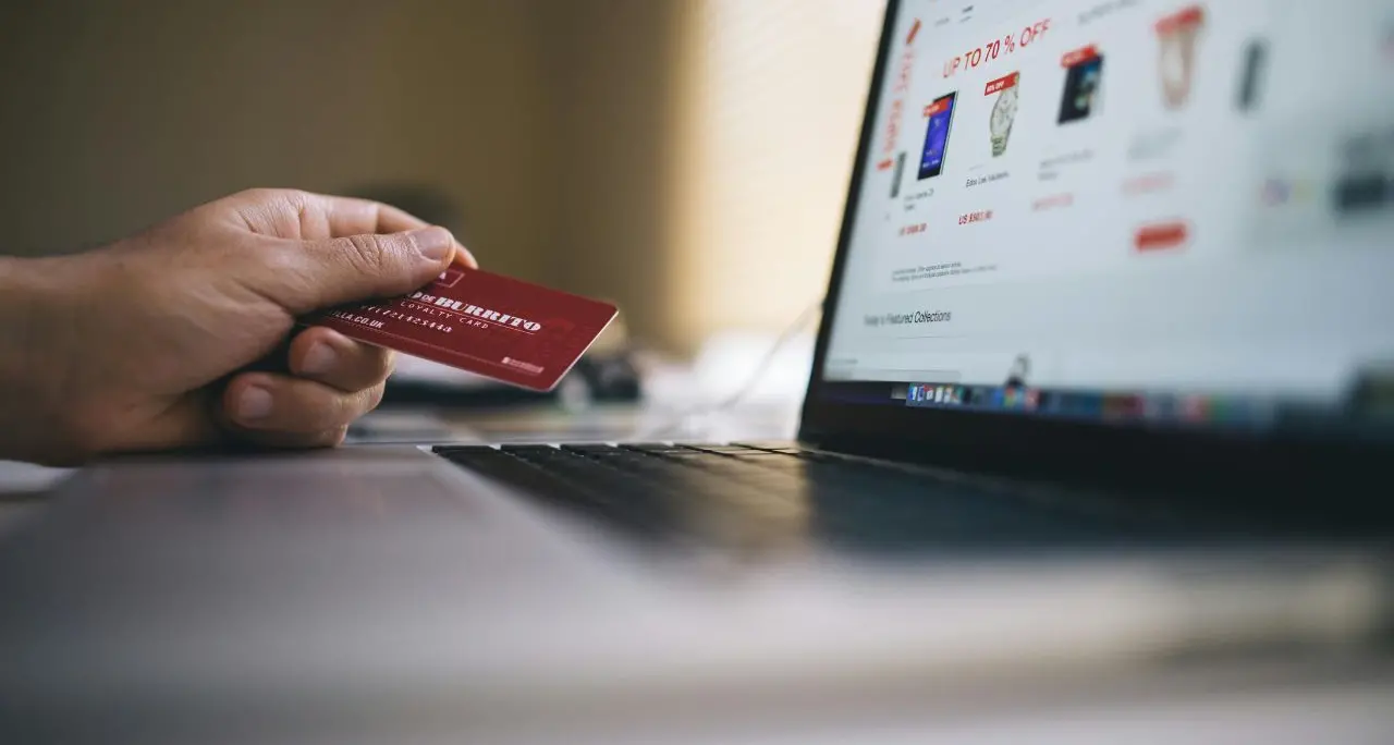 Recensioni fake e maxi-sconti impossibili: truffe online per un italiano su 5, in un anno sottratti 114 milioni di euro\n