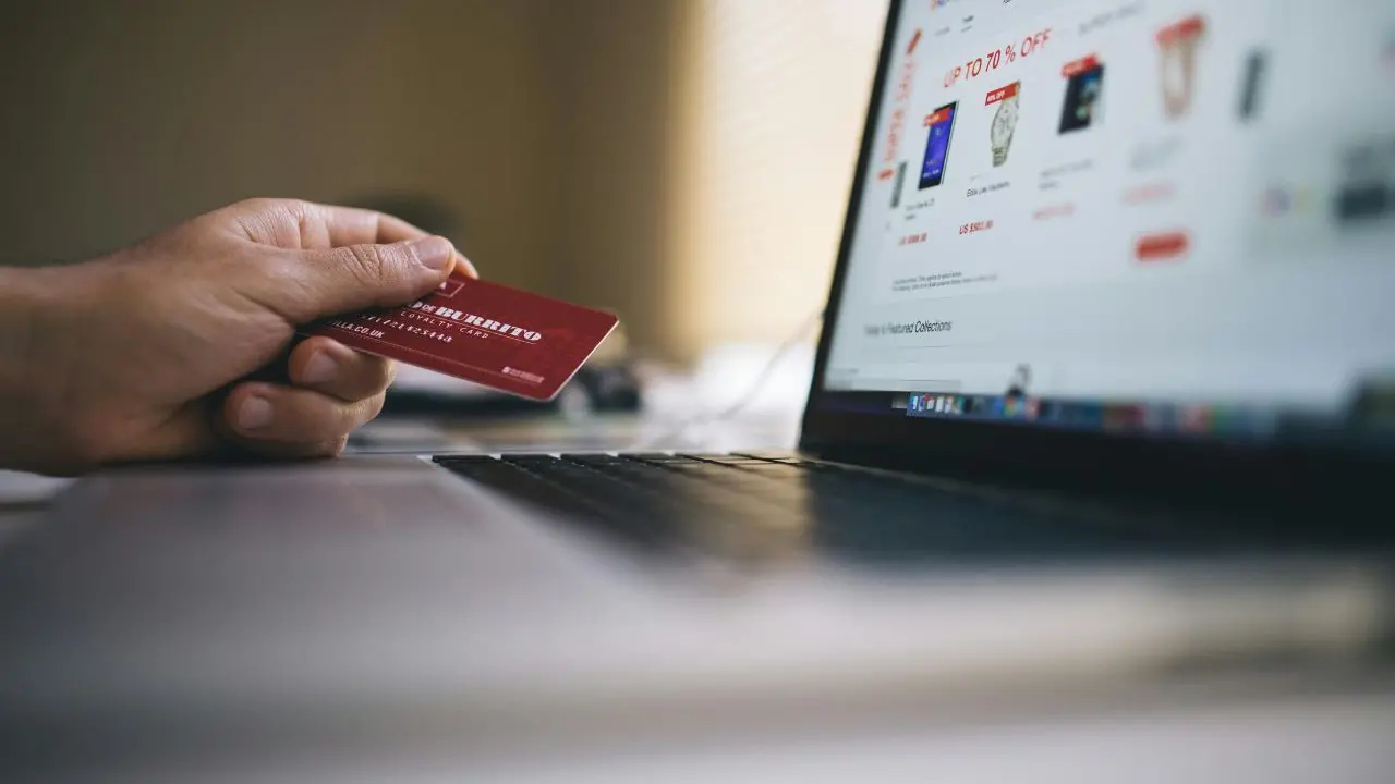 Recensioni fake e maxi-sconti impossibili: truffe online per un italiano su 5, in un anno sottratti 114 milioni di euro\n