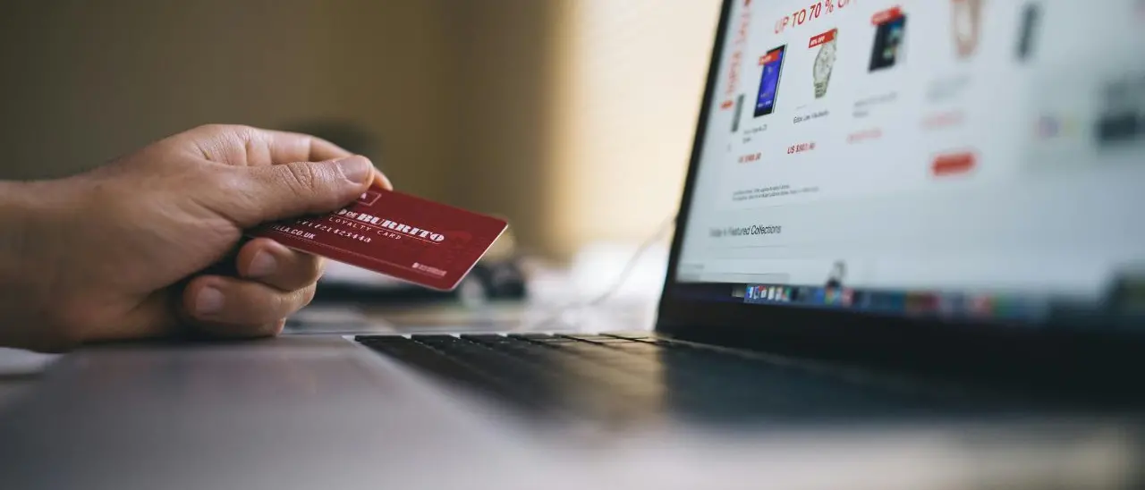 Recensioni fake e maxi-sconti impossibili: truffe online per un italiano su 5, in un anno sottratti 114 milioni di euro\n