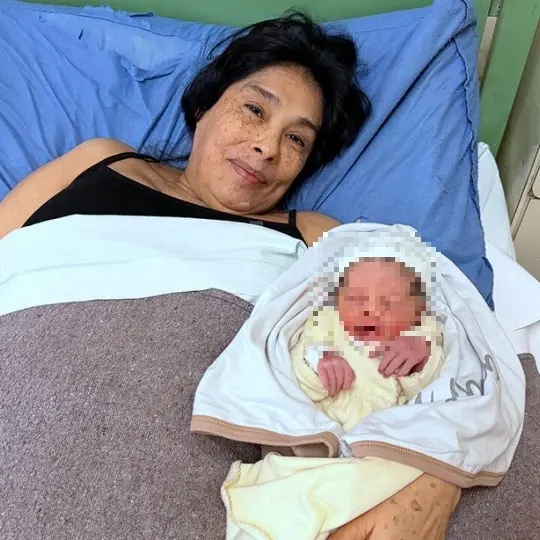 Diventa mamma a 62 anni: «La mia famiglia non ci credeva»\n