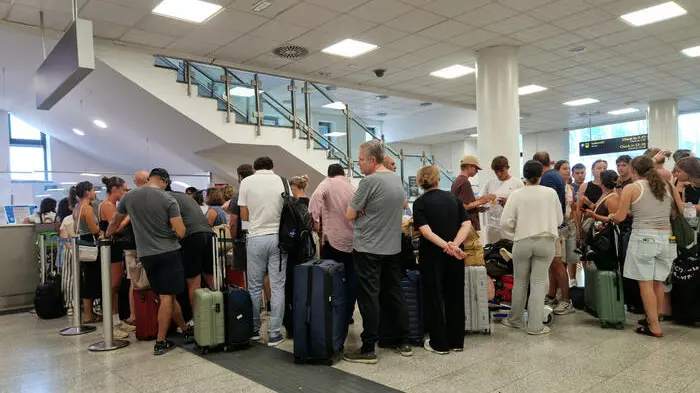 <p>Caos all'aeroporto di Catania, dirottati oltre 600 voli (Ansa)</p>\\n , ANSA