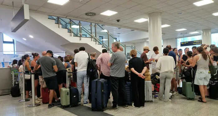 Etna, aeroporto di Catania ancora nel caos. L’esperto:\u00A0«Si può parlare di “tempesta perfetta”. Ferragosto complica tutto»\n