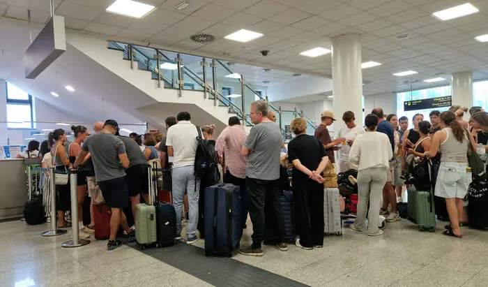 Etna, aeroporto di Catania ancora nel caos. L’esperto:\u00A0«Si può parlare di “tempesta perfetta”. Ferragosto complica tutto»\n