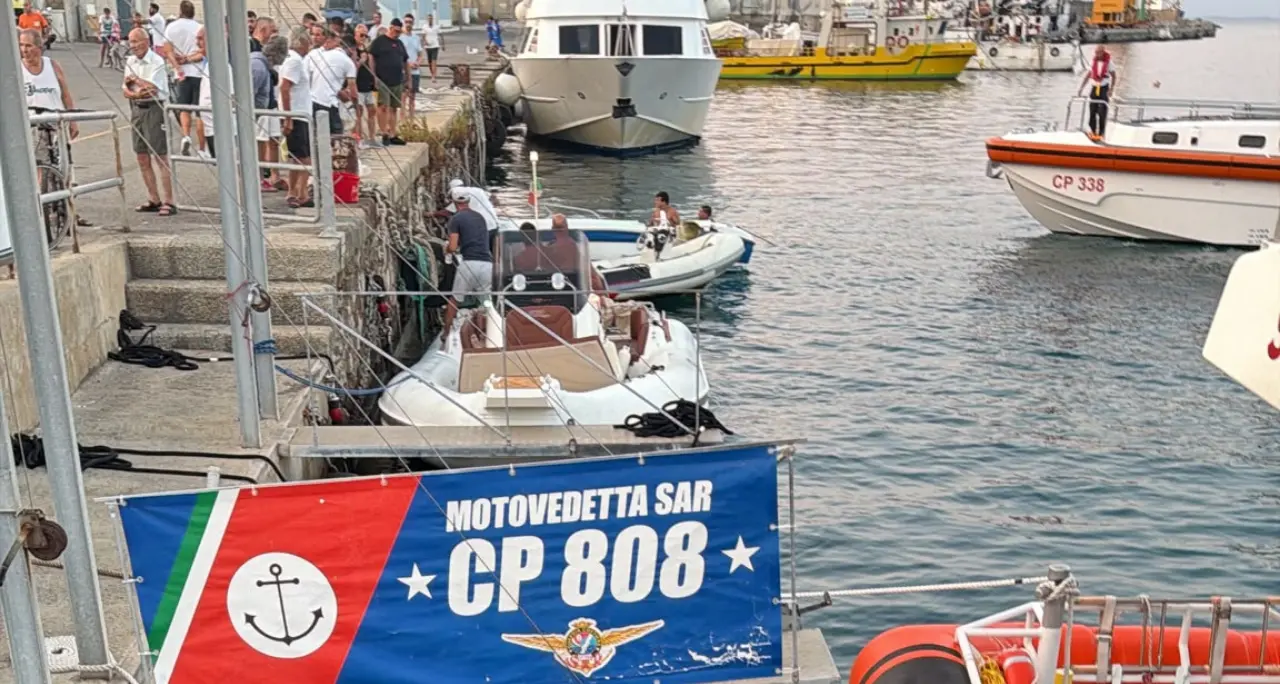 Tragedia a Vibo Marina, scontro tra un gommone e una barca nel porto: muore un giovane, altri due feriti\n
