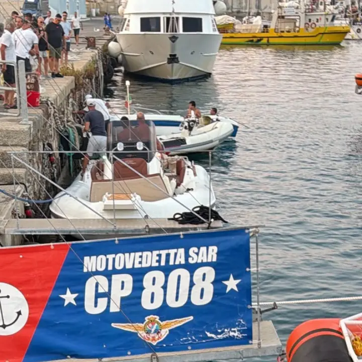 <p>Vibo, tragedia in porto: scontro tra un gommone e una piccola barca, muore un giovane</p>