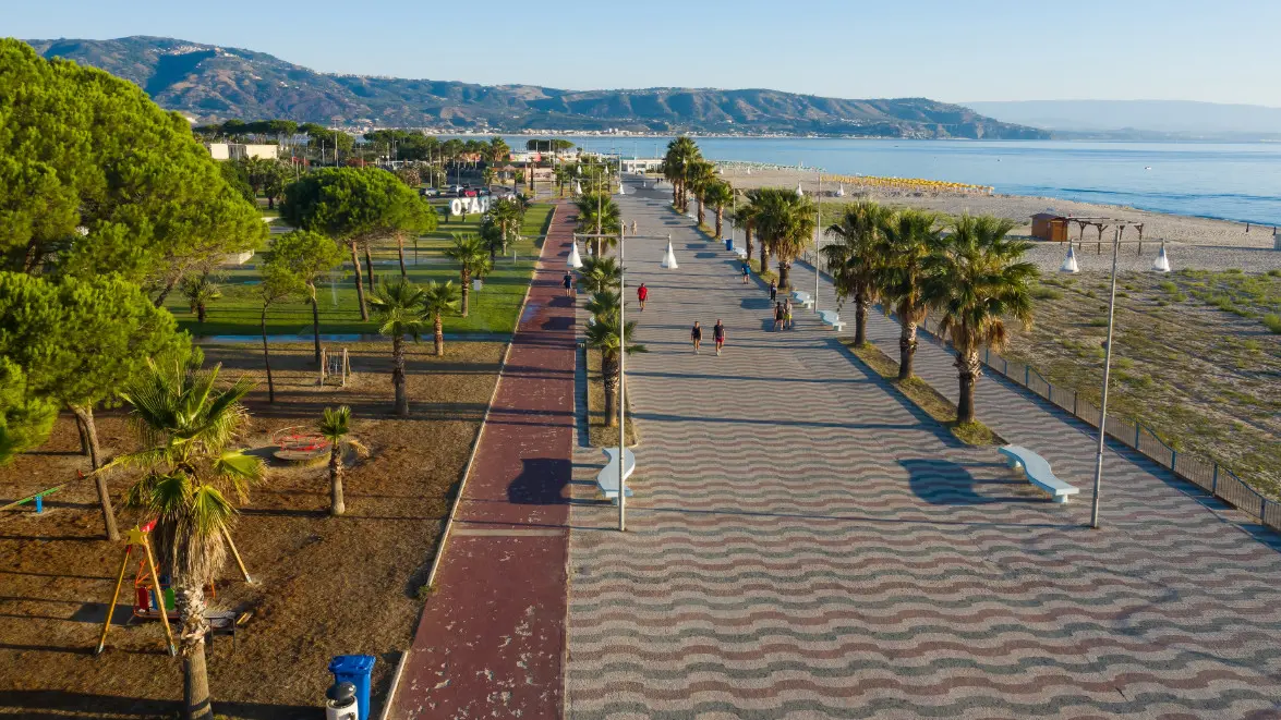 <p><span style=\"color:hsl(0, 75%, 60%);\">Soverato conquista tutti</span>: mare, eventi e prezzi accessibili, la Perla dello Ionio piace ai turisti. «Qui siamo a casa»</p>