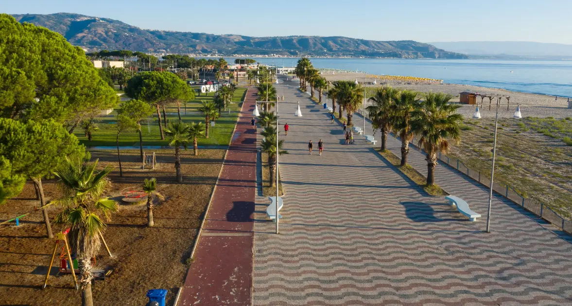 <p><span style=\"color:hsl(0, 75%, 60%);\">Soverato conquista tutti</span>: mare, eventi e prezzi accessibili, la Perla dello Ionio piace ai turisti. «Qui siamo a casa»</p>