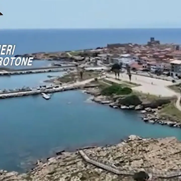 Tre moto d’acqua e un gommone tra i bagnanti e nell’Area marina protetta: sequestrate 4 imbarcazioni a Isola Capo Rizzuto\n