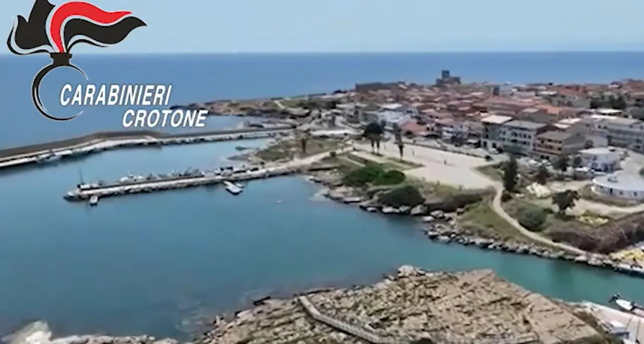 Tre moto d’acqua e un gommone tra i bagnanti e nell’Area marina protetta: sequestrate 4 imbarcazioni a Isola Capo Rizzuto\n