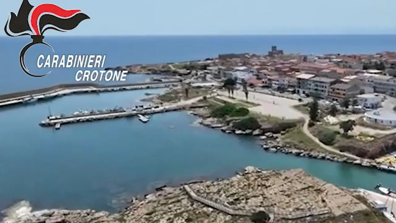 Tre moto d’acqua e un gommone tra i bagnanti e nell’Area marina protetta: sequestrate 4 imbarcazioni a Isola Capo Rizzuto\n