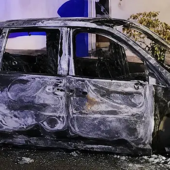 Auto in fiamme nella notte a Crosia, indagini sulle cause: non si esclude la matrice dolosa\n\n\n