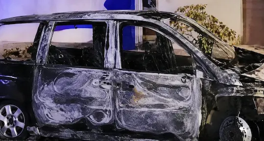 Auto in fiamme nella notte a Crosia, indagini sulle cause: non si esclude la matrice dolosa\n\n\n
