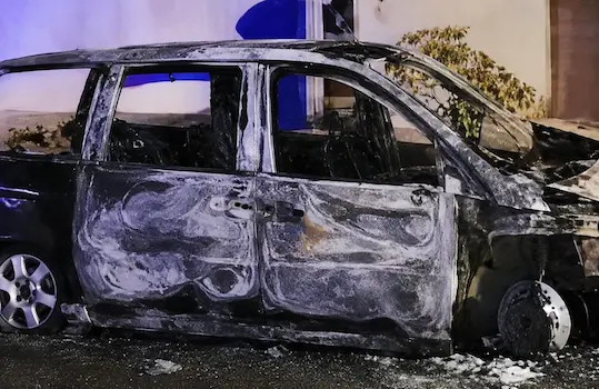 Auto in fiamme nella notte a Crosia, indagini sulle cause: non si esclude la matrice dolosa\n\n\n