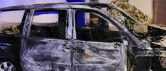 Auto in fiamme nella notte a Crosia, indagini sulle cause: non si esclude la matrice dolosa\n\n\n