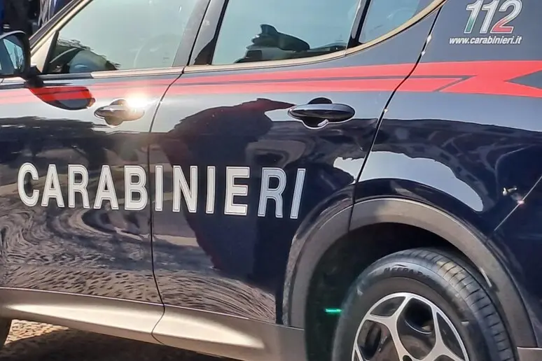 Genova,\u00A0ragazzo di 26 anni accoltella sua sorella, poi precipita dalla finestra e muore\n