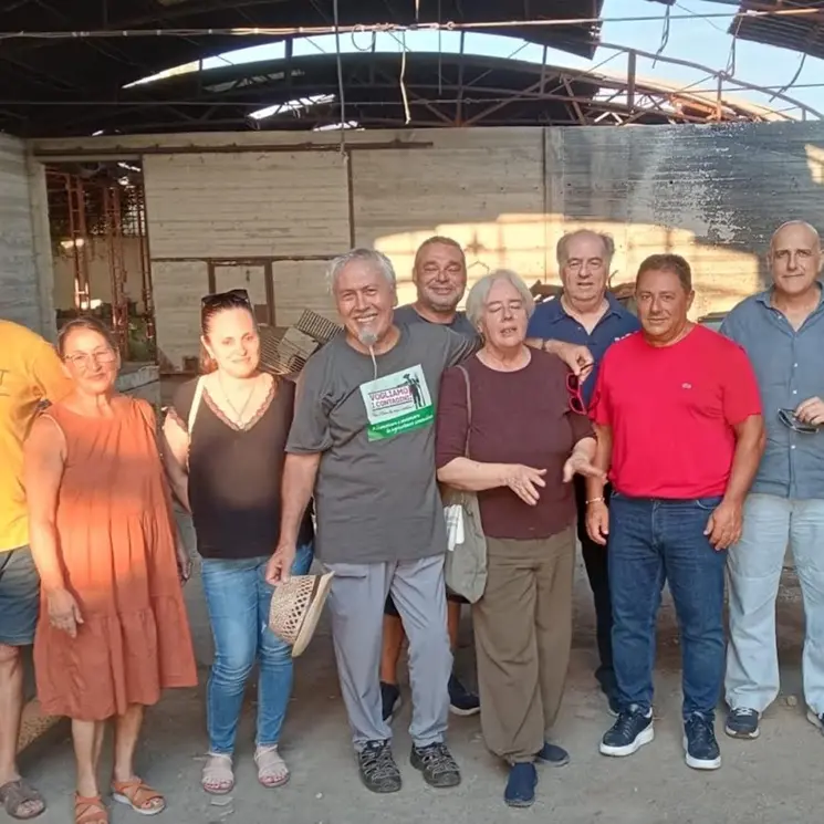 San Ferdinando, la i soci della cooperativa\u00A0Dalla Terra\u00A0e il sindaco Gaetano\u00A0nell’azienda di Rodi Morabito\n