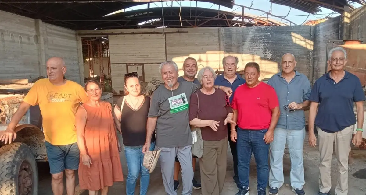 San Ferdinando, la i soci della cooperativa\u00A0Dalla Terra\u00A0e il sindaco Gaetano\u00A0nell’azienda di Rodi Morabito\n