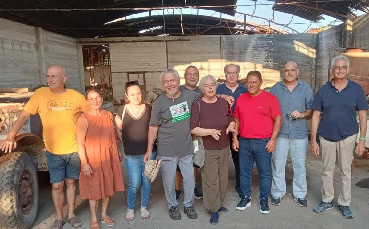 San Ferdinando, la i soci della cooperativa\u00A0Dalla Terra\u00A0e il sindaco Gaetano\u00A0nell’azienda di Rodi Morabito\n
