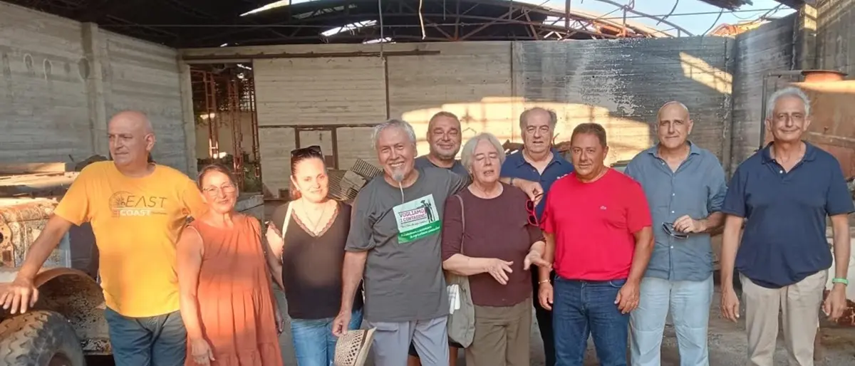 San Ferdinando, la i soci della cooperativa\u00A0Dalla Terra\u00A0e il sindaco Gaetano\u00A0nell’azienda di Rodi Morabito\n