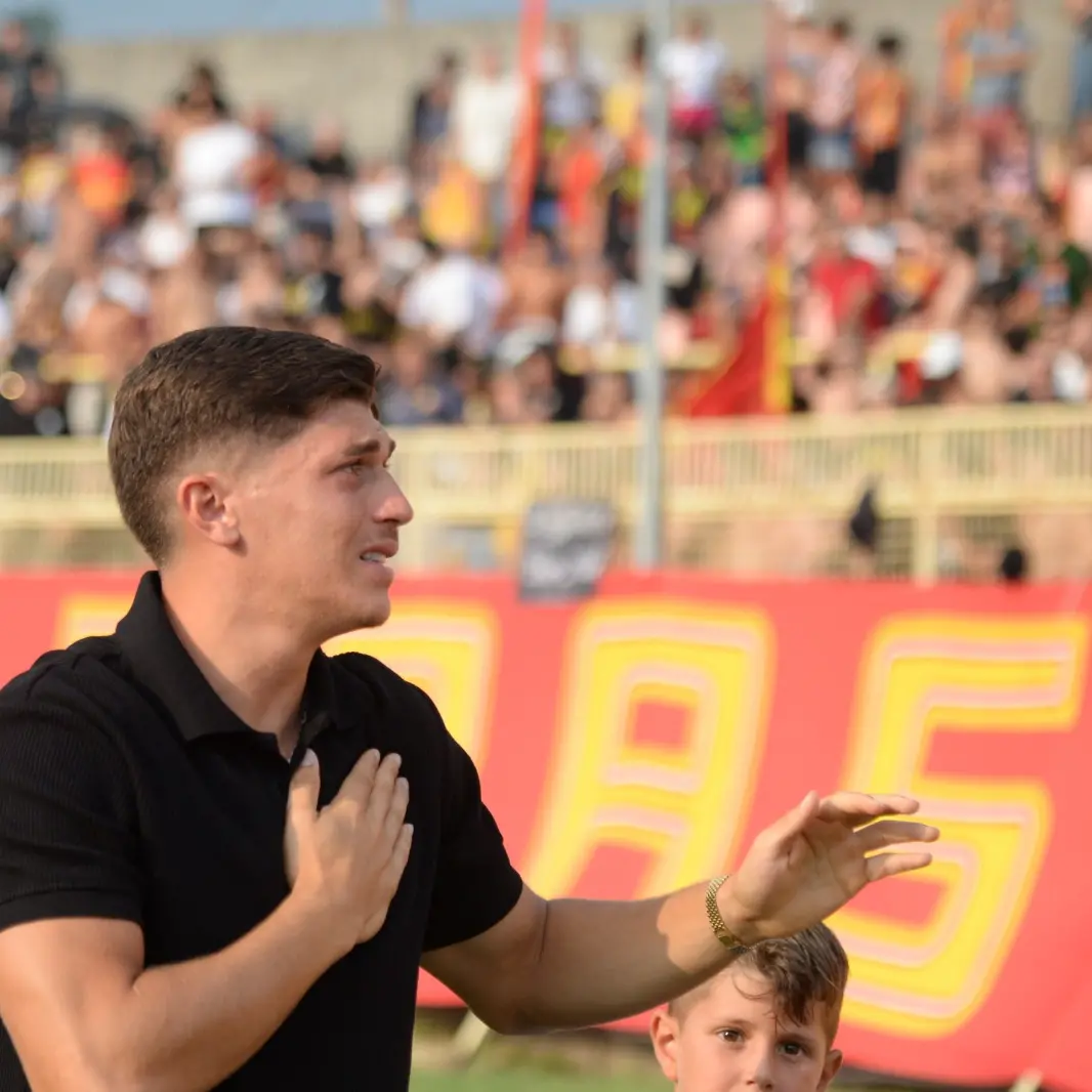 Favasuli, l’ultimo giro di campo al Ceravolo: lacrime e applausi prima dell’addio al Catanzaro\n