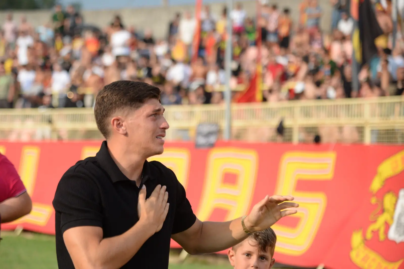 Favasuli, l’ultimo giro di campo al Ceravolo: lacrime e applausi prima dell’addio al Catanzaro\n