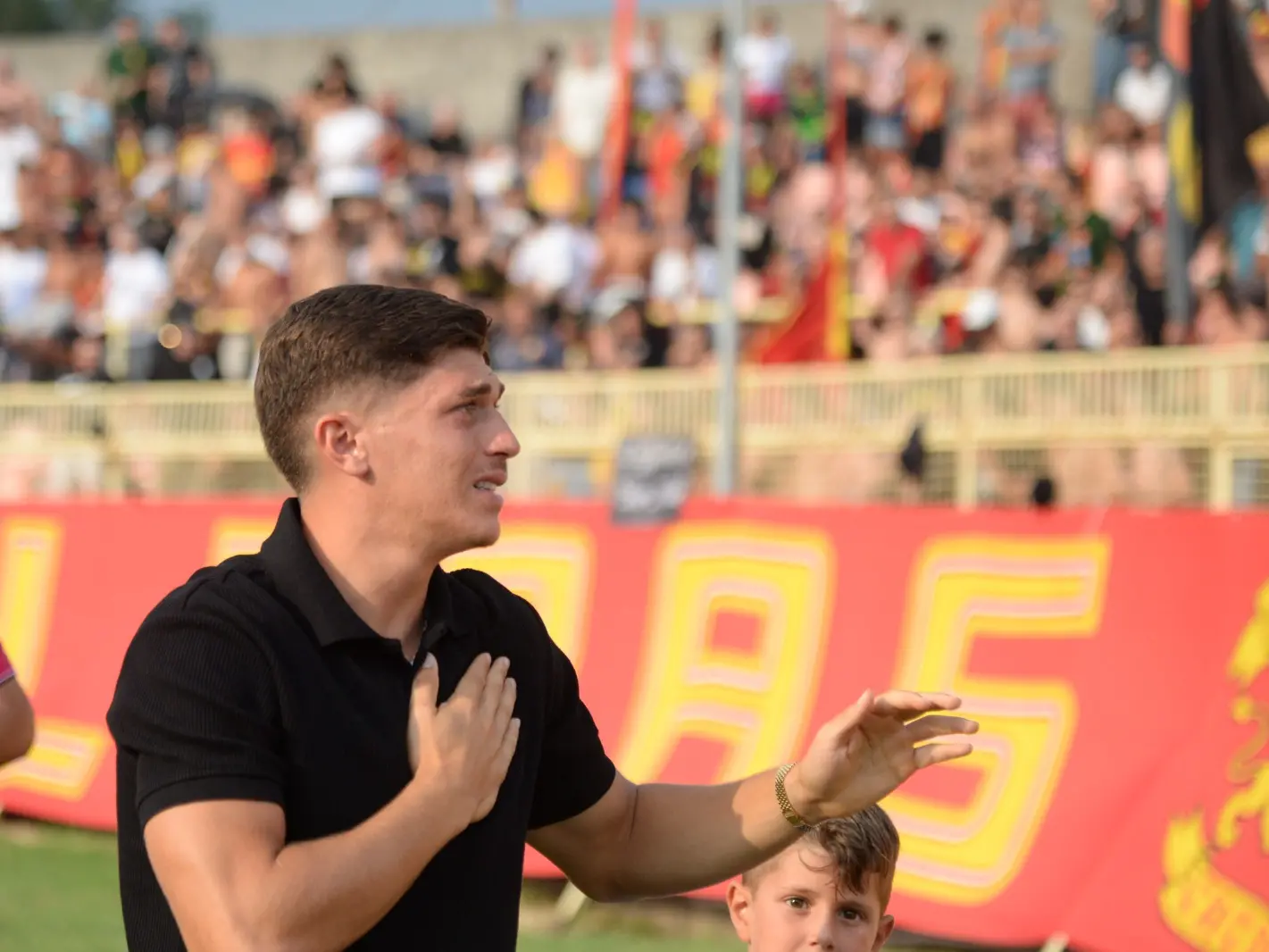 Favasuli, l’ultimo giro di campo al Ceravolo: lacrime e applausi prima dell’addio al Catanzaro