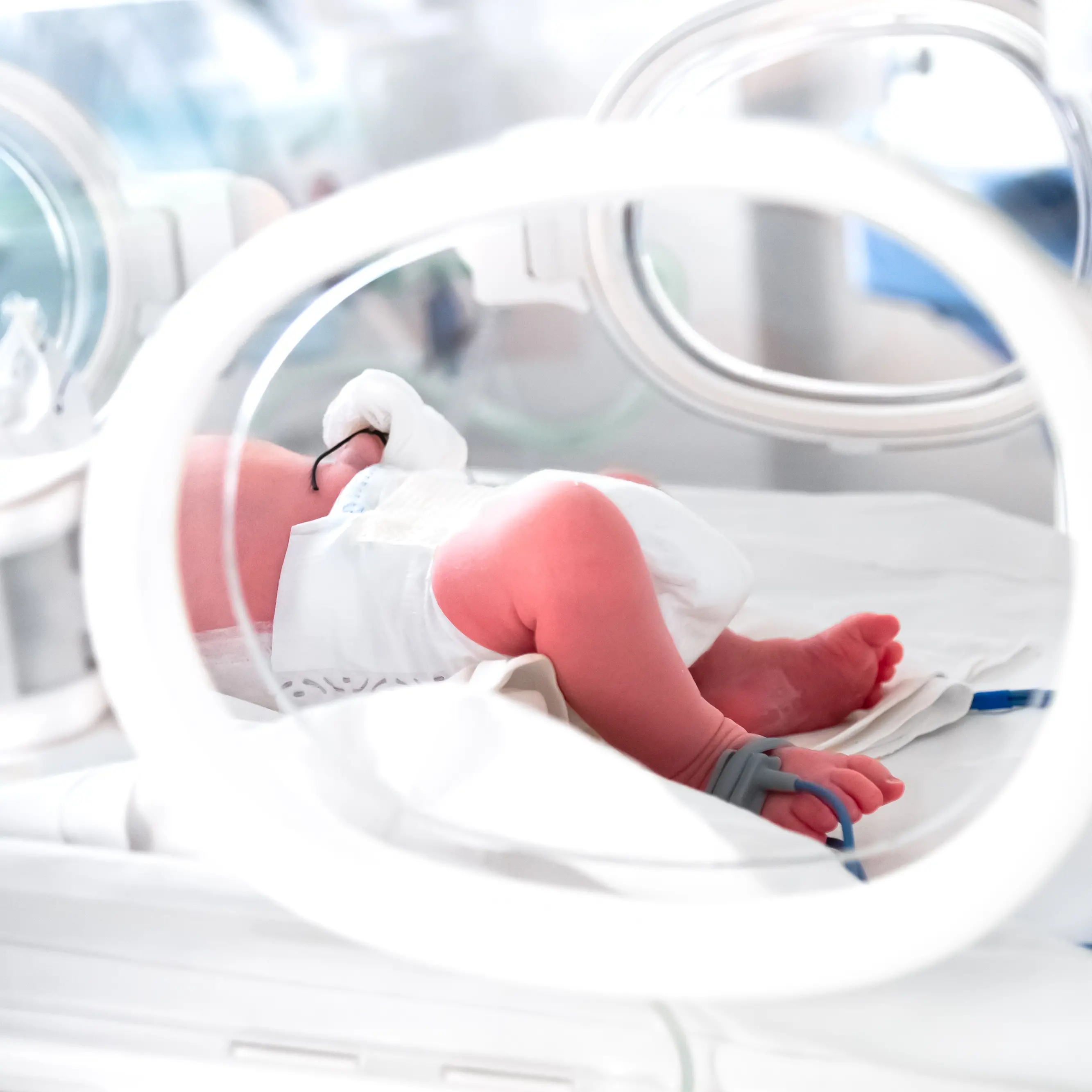Neonata di 8 giorni in pericolo di vita trasportata con un volo d’urgenza dalla Calabria a Genova a Ferragosto