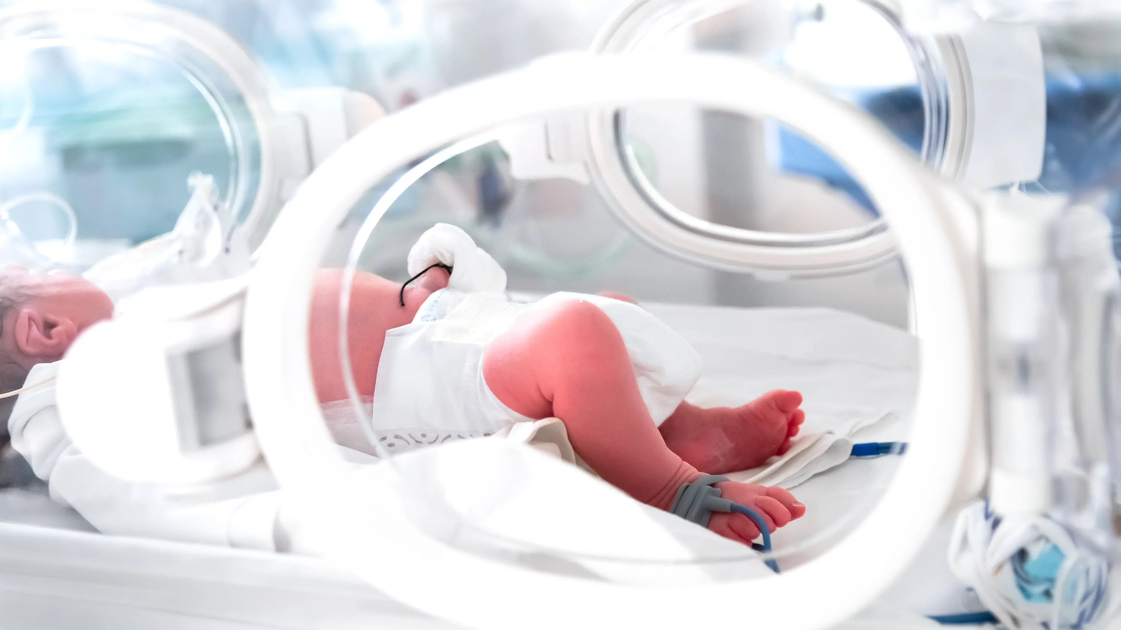 Close up of a foot of a premature newborn with a premature infant pulse oximeter on his foot, placed in a premature newborn incubator. Neonatal intensive care unit , July - stock.adobe.com