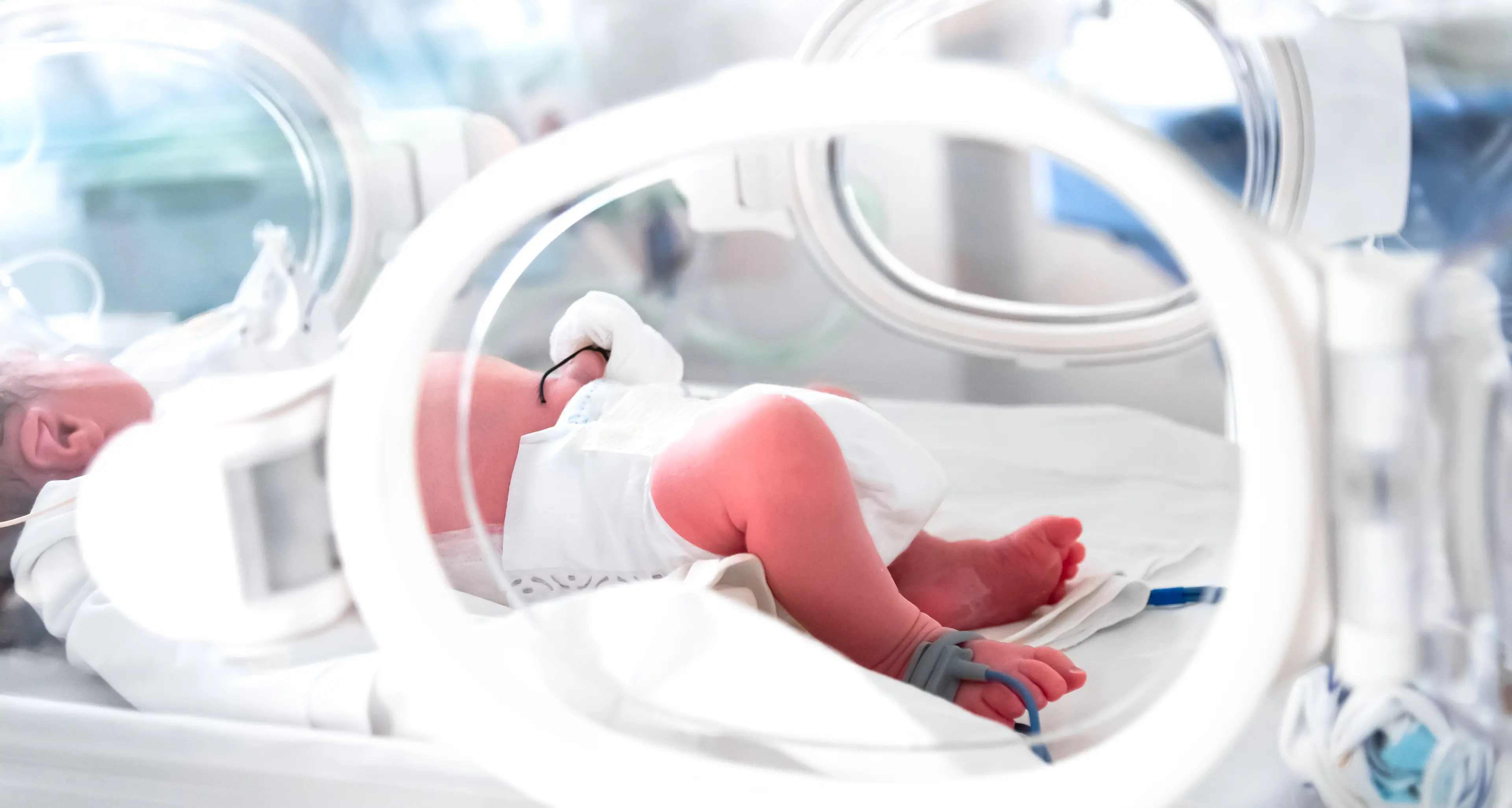 Neonata di 8 giorni in pericolo di vita trasportata con un volo d’urgenza dalla Calabria a Genova a Ferragosto