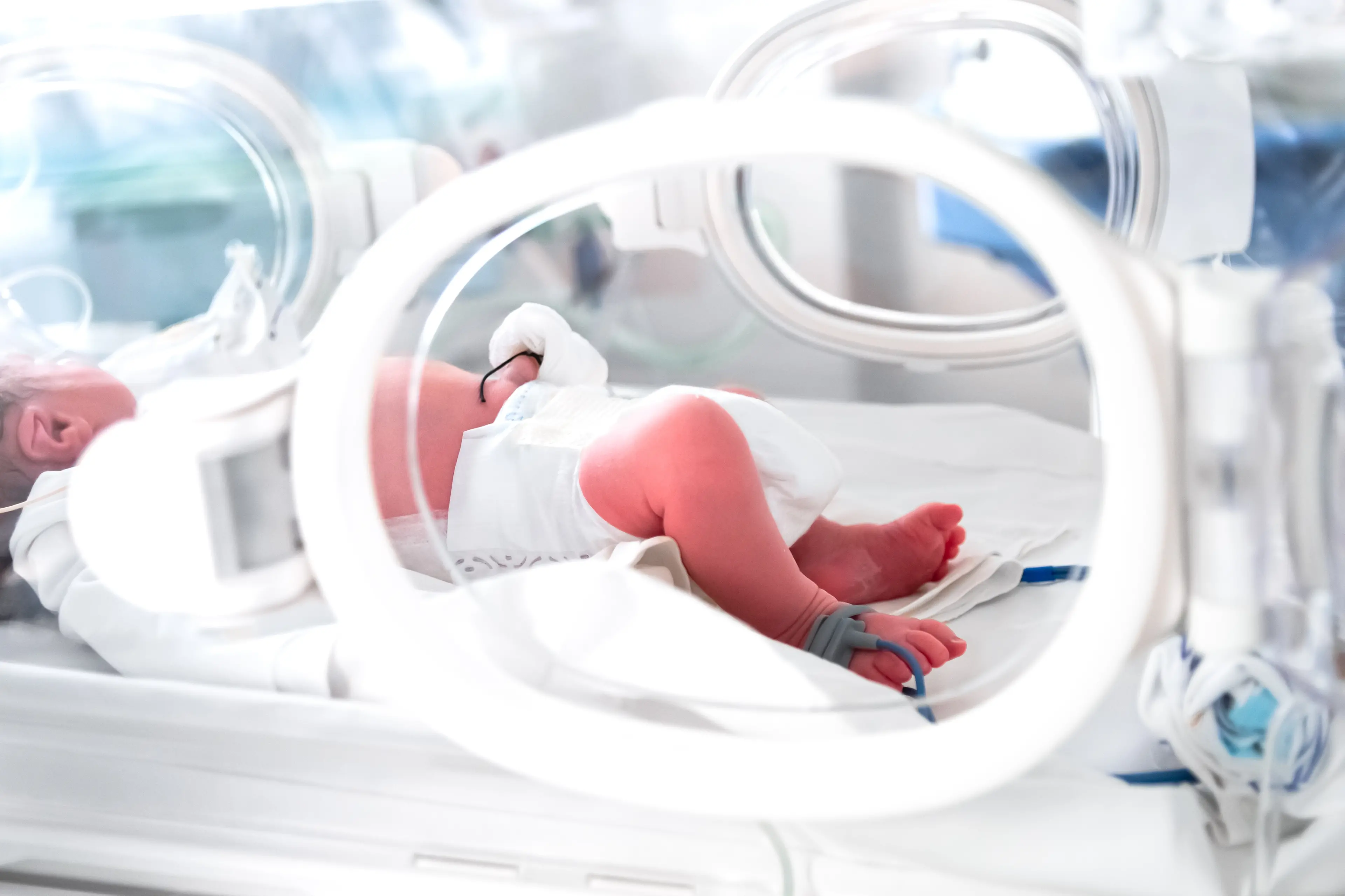 Neonata di 8 giorni in pericolo di vita trasportata con un volo d’urgenza dalla Calabria a Genova a Ferragosto