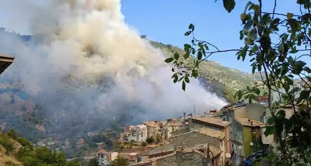 Longobucco, disagi per telefono e tv dopo l’incendio: danneggiata la linea che alimenta i ripetitori\n