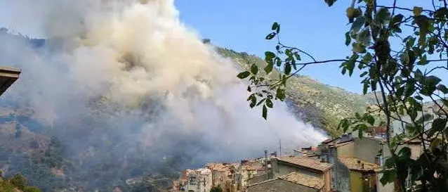 Longobucco, disagi per telefono e tv dopo l’incendio: danneggiata la linea che alimenta i ripetitori\n