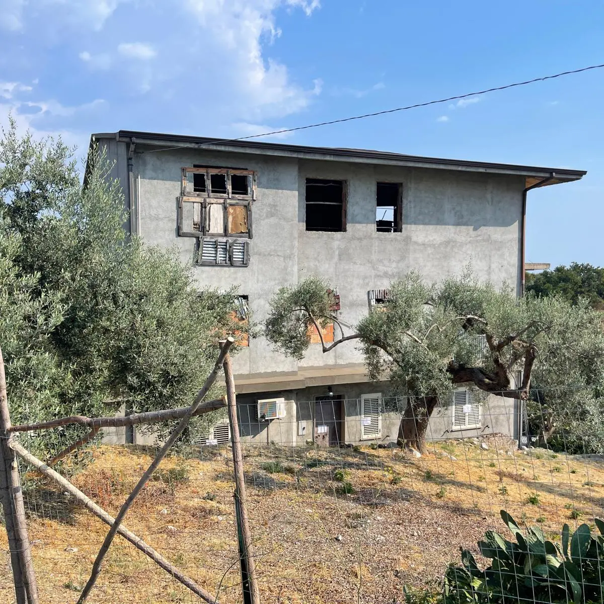 Uomo trovato morto a Stignano, non si esclude l’ipotesi dell’omicidio: indagata la moglie\n