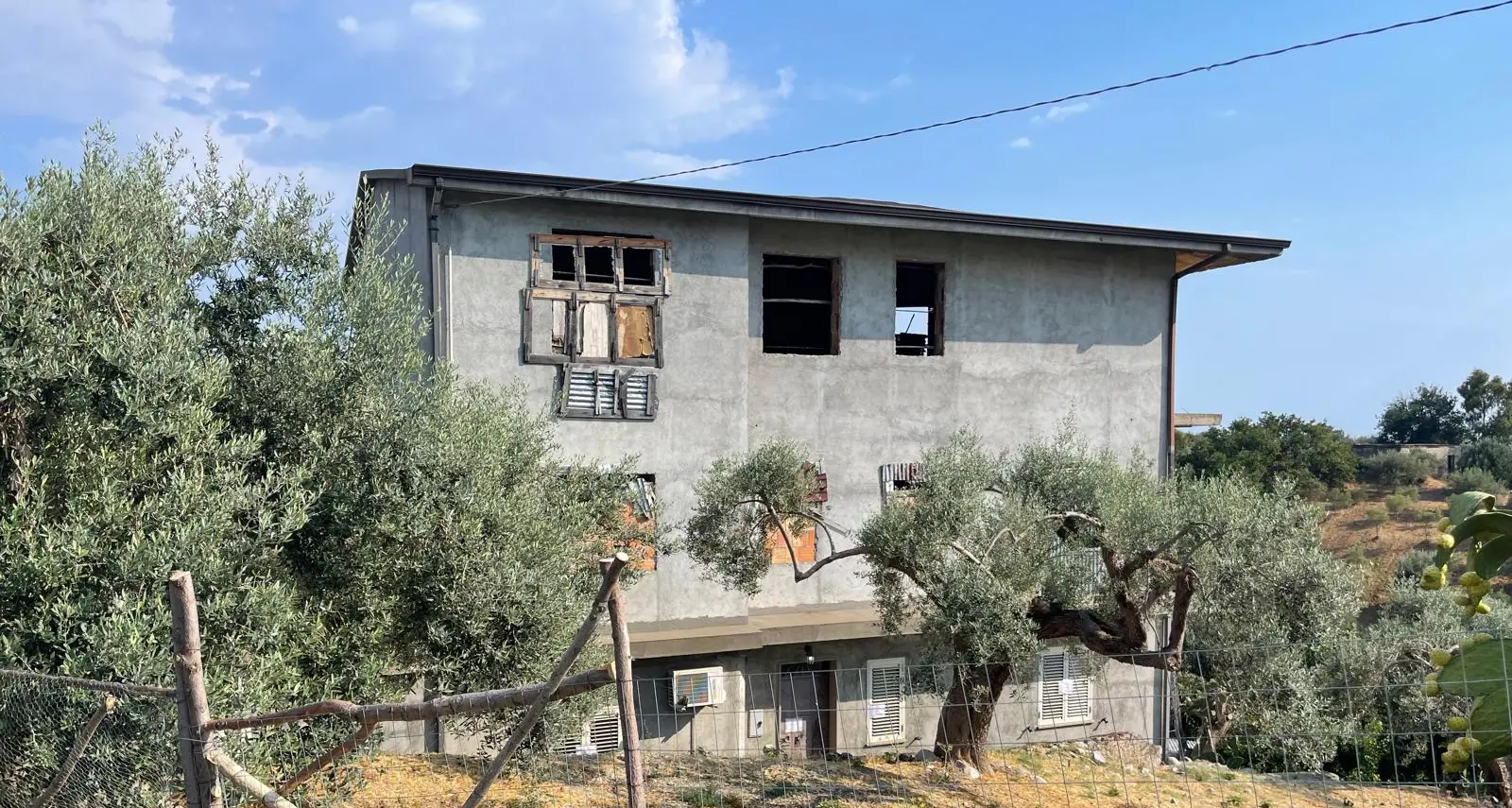 Uomo trovato morto a Stignano, non si esclude l’ipotesi dell’omicidio: indagata la moglie\n