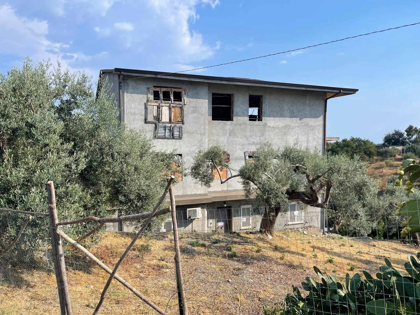 Uomo trovato morto a Stignano, non si esclude l’ipotesi dell’omicidio: indagata la moglie\n