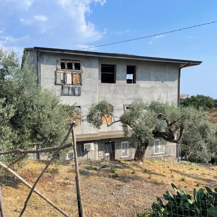 <p>Franco Fava trovato morto a Stignano, non si esclude <span style=\"color:hsl(0, 75%, 60%);\">l’ipotesi dell’omicidio</span>: indagata la moglie</p>