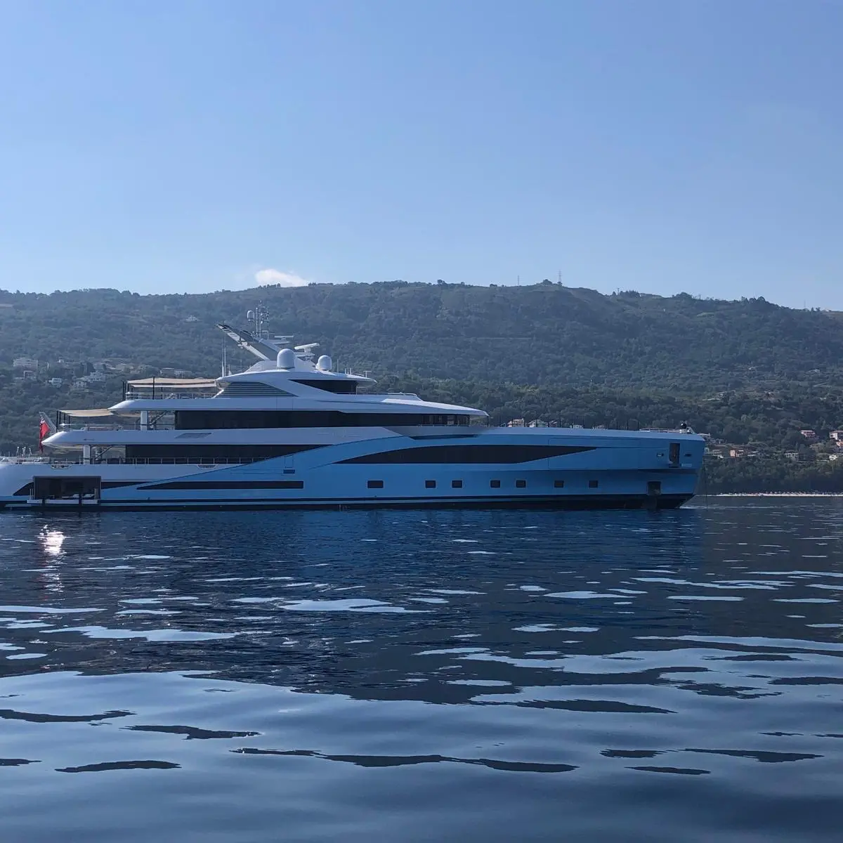Amalya incanta la baia di Santa Venere: a Vibo Marina il superyacht da 78 metri e 150 milioni di dollari\n