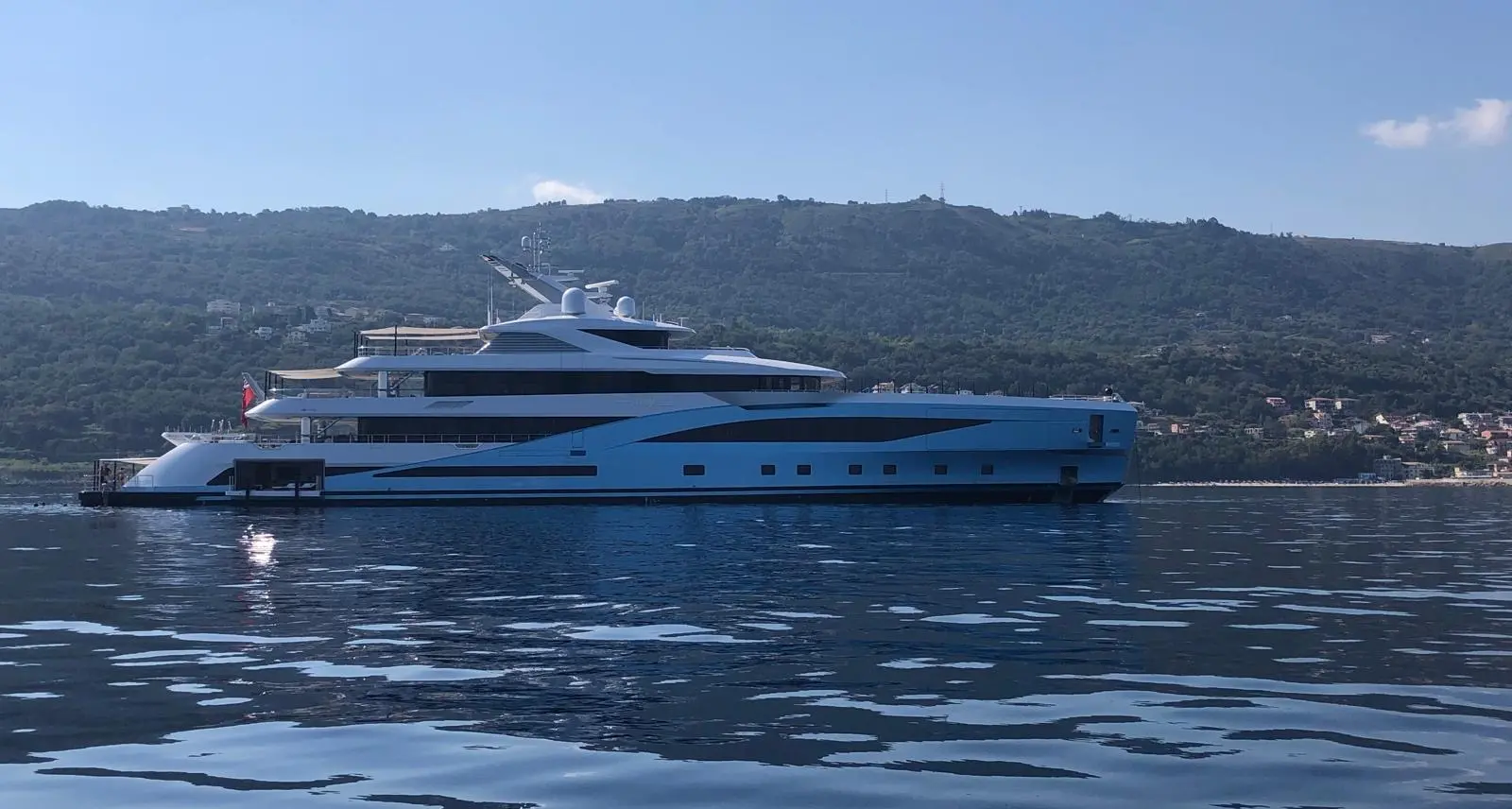 Amalya incanta la baia di Santa Venere: a Vibo Marina il superyacht da 78 metri e 150 milioni di dollari\n