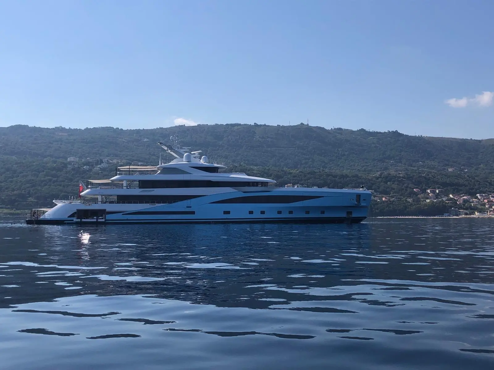 Amalya incanta la baia di Santa Venere: a Vibo Marina il superyacht da 78 metri e 150 milioni di dollari\n